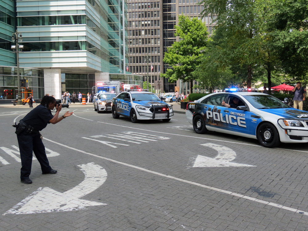 Police-Car-Parade_Aug222013_4325_cop-taking-photo_7705.thumb.jpg.c29fd09f12e8382dc748fff0e6ae0f7c.jpg
