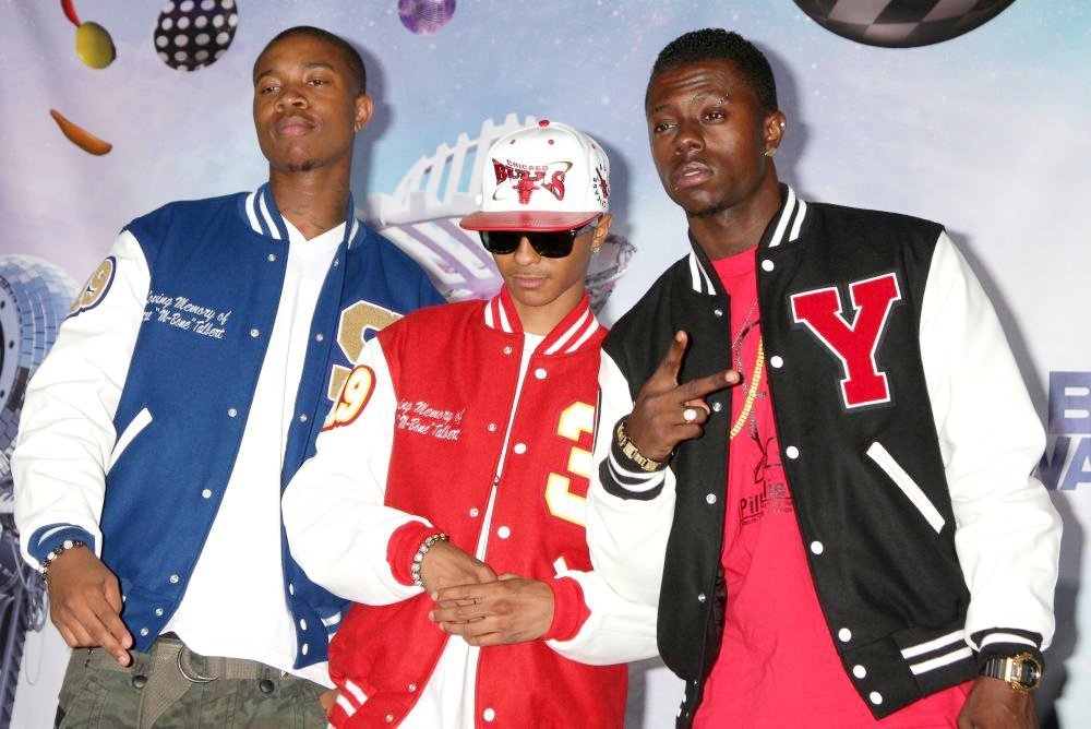 awww.aceshowbiz.com_images_wennpic_cali_swag_district_11th_annual_bet_awards_press_room_01.thumb.jpg.6f99d429f55861b00e93df994aa1fbbb.jpg